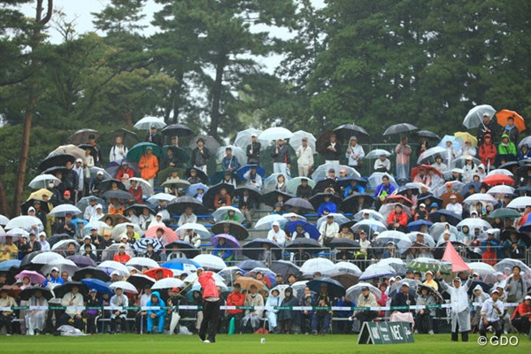 2013年 日本女子オープンゴルフ選手権競技 3日目 1番ホール 悪天候にも関わらず、藍ちゃんがスタートする頃には、ギャラリースタンドも満員御礼！