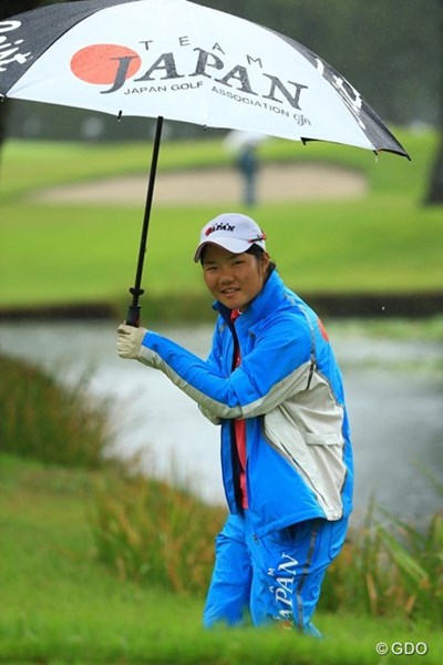 2013年 日本女子オープンゴルフ選手権競技 3日目 松原由美 ギャラリーからの掛け声に照れながらも笑顔です。残念ながらスコアを落しましたが、明日はローアマに向けてがんばって欲しいですね。