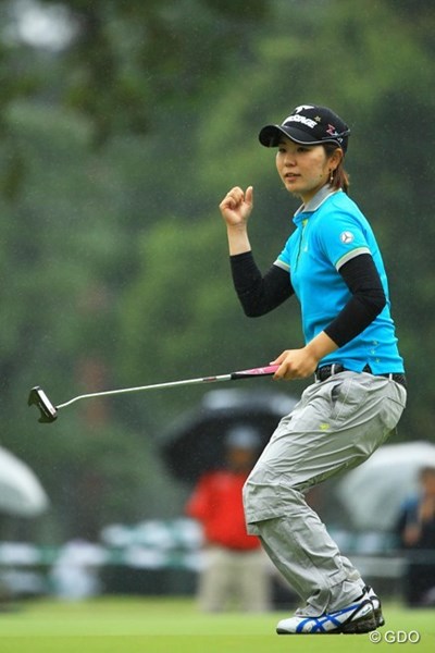 2013年 日本女子オープンゴルフ選手権競技 3日目 比嘉真美子 9番ナイスパーセーブでガッツポーズ！トリプルボギーを叩くなど、後半のゴルフが本当に悔やまれますねぇ。7オーバー16位タイ。