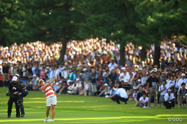2013年 日本女子オープンゴルフ選手権競技 最終日 宮里美香 18番3rdショット。それにしても凄いギャラリーです。まるでアメリカのメジャートーナメントのような写真です。
