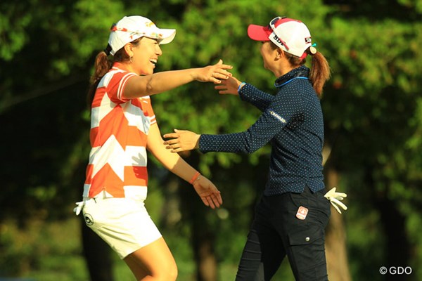 2013年 日本女子オープンゴルフ選手権競技 最終日 宮里美香 菊地絵理香 健闘を称え合う最終組の2人。最後まで試合を盛り上げてくれました。