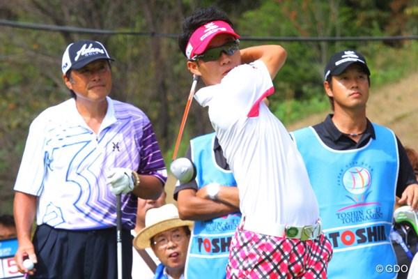 20歳の浅地は66歳ジャンボ尾崎と同組でラウンド。今年3回目だったが「毎回、スゴイって思うんです」。