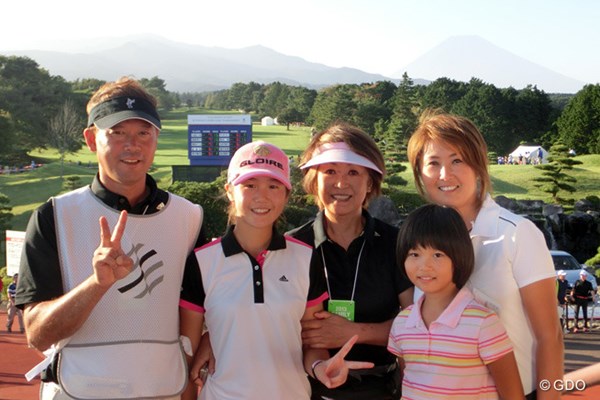 2013年 スタンレーレディスゴルフトーナメント 2日目 澤田知佳 中学3年の澤田知佳（左から2番目）は父（左）と二人三脚で初のプロトーナメントを戦った
