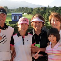中学3年の澤田知佳（左から2番目）は父（左）と二人三脚で初のプロトーナメントを戦った 2013年 スタンレーレディスゴルフトーナメント 2日目 澤田知佳