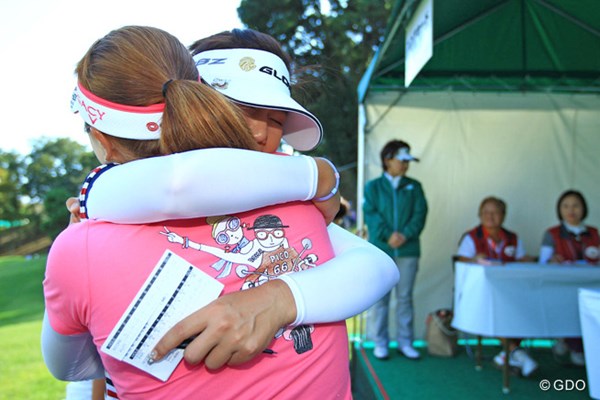 2013年 スタンレーレディスゴルフトーナメント 最終日  カン・スーヨン グリーンサイドで待ち受けたリ・エスド選手と長い抱擁で涙。