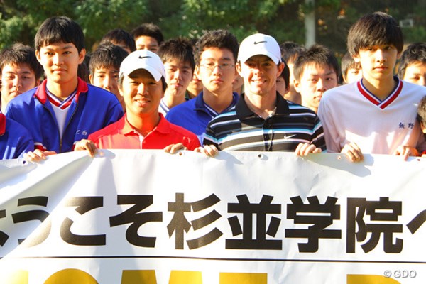 2013年 ナイキゴルフ主催 ジュニアクリニック ロリー・マキロイ＆伊藤誠道 来日したマキロイは同じナイキアスリートの伊藤誠道が在学する杉並学院高を訪れた。