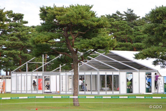 グッズ販売会場となる巨大テントは開幕前日に再設営 2013年 日本オープンゴルフ選手権競技 事前 巨大テント