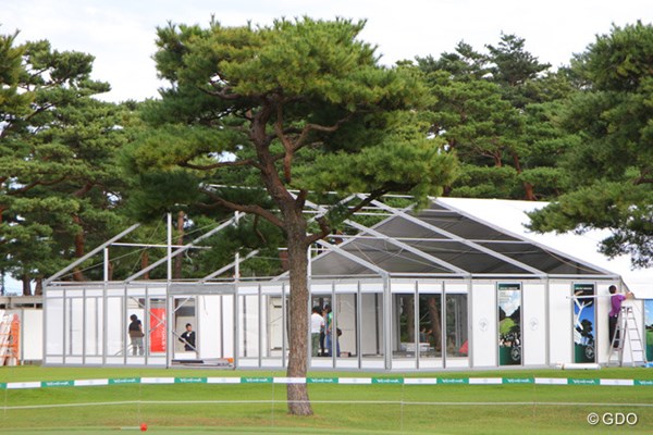 2013年 日本オープンゴルフ選手権競技 事前  巨大テント グッズ販売会場となる巨大テントは開幕前日に再設営
