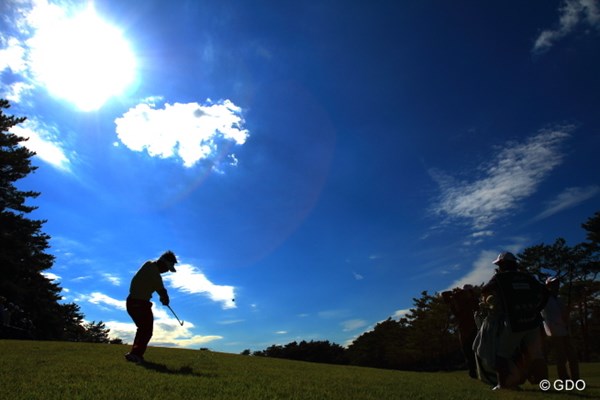2013年 日本オープンゴルフ選手権競技 初日 藤田寛之 このシルエットだけで選手がわかったら、かなりのゴルフファンだね。