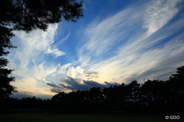 2013年 日本オープンゴルフ選手権競技 初日 空 パレットで白とブルーを混ぜたようだ。