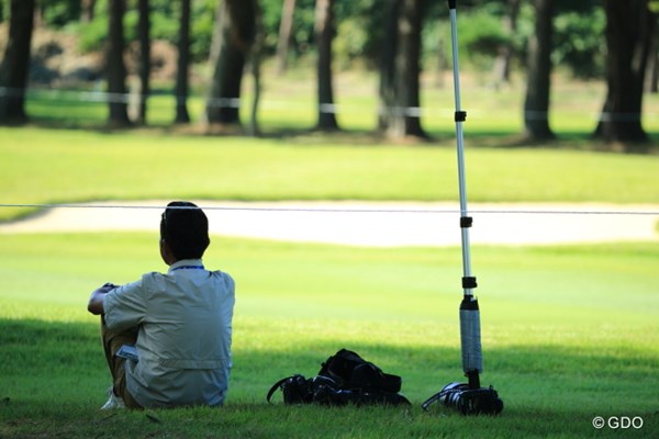 2013年 日本オープンゴルフ選手権競技 2日目 カメラマン ずっと歩いてんだぜ。たまには座らせてくれよ。
