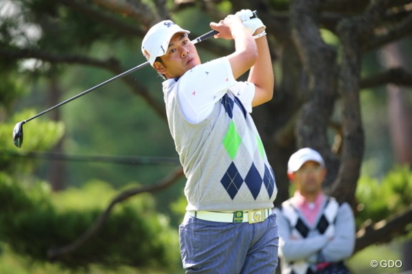 2013年 日本オープンゴルフ選手権競技 2日目 甲斐慎太郎 後ろに似たような柄のセーターを着たギャラリーが気になる例。