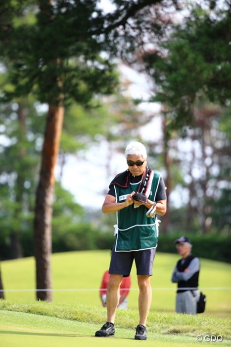 ちょっとロックな親父キャディ。 2013年 日本オープンゴルフ選手権競技 2日目 高松瑠偉のキャディ