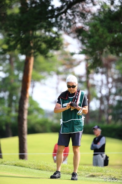 2013年 日本オープンゴルフ選手権競技 2日目 高松瑠偉のキャディ ちょっとロックな親父キャディ。