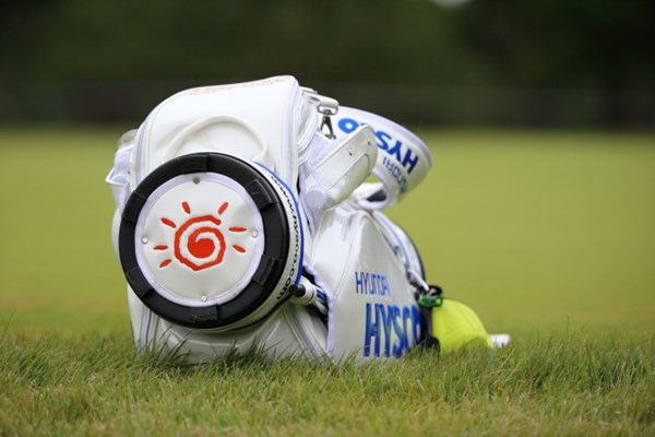 2013年 日本オープンゴルフ選手権競技 3日目 キム・ヒョンソンのキャディバック バカボンに出てくる太陽だ！
