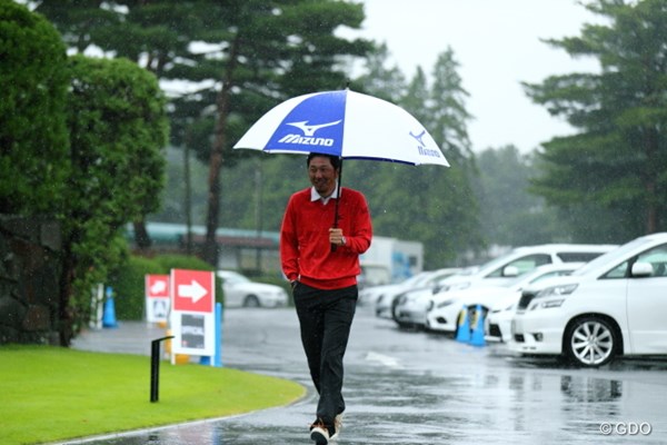 2013年 日本オープンゴルフ選手権競技 4日目 小林正則 雨の中でも普段通りにコース入りした小林正則
