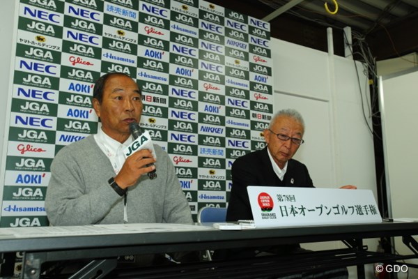 JGAの野村惇競技委員長（左）は悪天候による月曜順延に至った経緯を説明した。