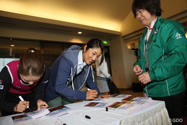 2013年 富士通レディース 最終日 藤本麻子 ホステスプロもギャラリーに配るパンフレットにサイン