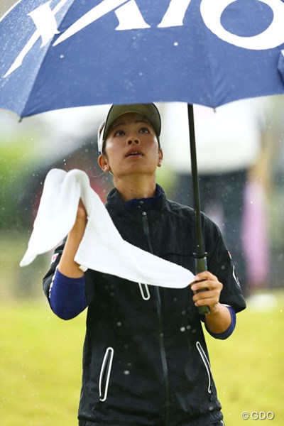 2013年 富士通レディース 最終日 森田理香子 タオルを傘に掛けようとしてるのかな