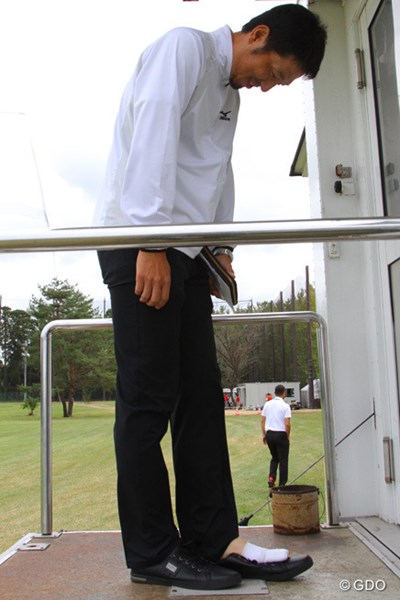 2013年 ブリヂストンオープンゴルフトーナメント 事前情報 小林正則 痛めた左足を見つめ「情けない」とつぶやく小林正則