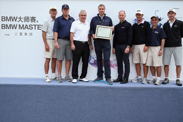 2013年 BMWマスターズ キャディ表彰 欧州のキャディ協会は最上級のホスピタリティを整えるトーナメントを主催するBMWを表彰した。