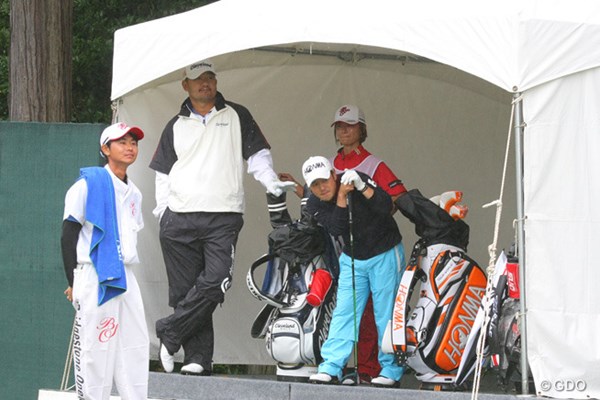 2013年 ブリヂストンオープンゴルフトーナメント 初日 ハン・リー、上平栄道 大きいハン・リーと小さい上平栄道、仲良く雨宿り