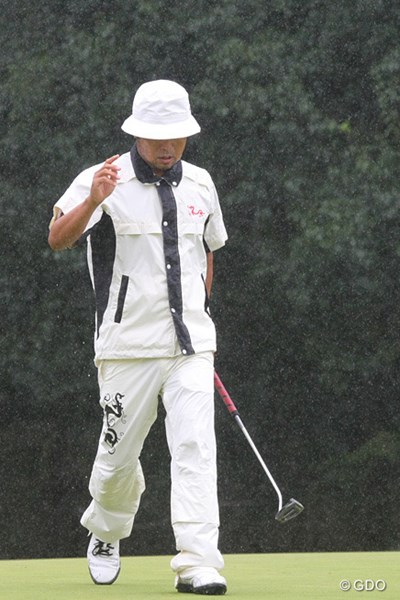 2013年 ブリヂストンオープンゴルフトーナメント 2日目 片山晋呉 帽子で顔が見えませんが、3番でバーディを奪った片山晋呉です