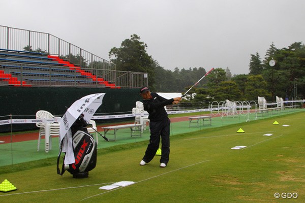 2013年 ブリヂストンオープンゴルフトーナメント 3日目 谷口徹 誰もいない練習場でパフォーマンスのように練習を始めた谷口徹