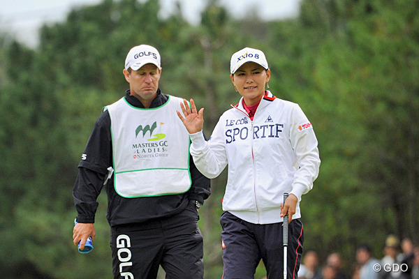 横峯さくらが大会レコード「63」で5打差首位！