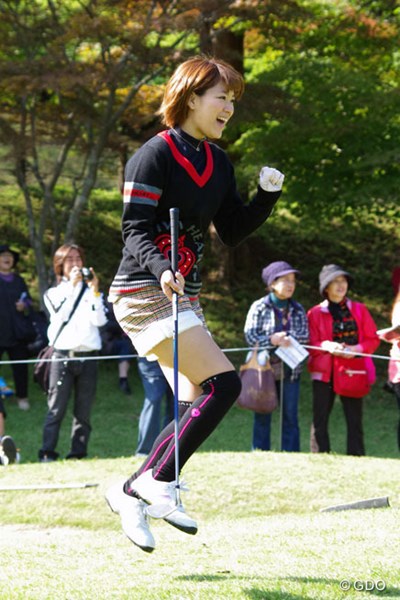 2013年 平尾昌晃チャリティゴルフコンペ  これはナイスショットではなく、ミスショットのあとの「止まれ～！」のアクション