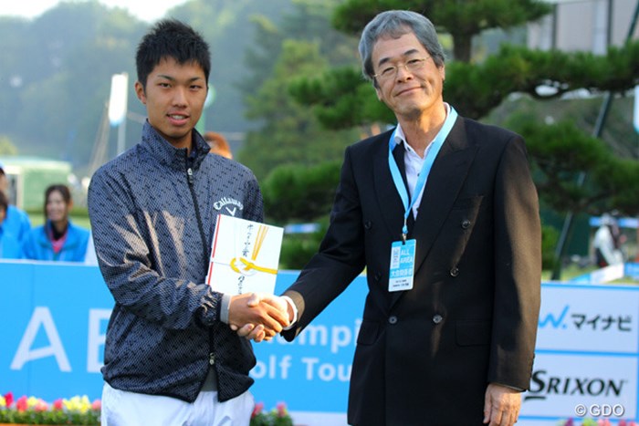 男子ツアーで初の“アマチュア賞金”。初日にホールインワンを記録した和田はこの日、コースから10万円を贈呈された。 2013年 マイナビABCチャンピオンシップゴルフトーナメント 2日目 和田章太郎
