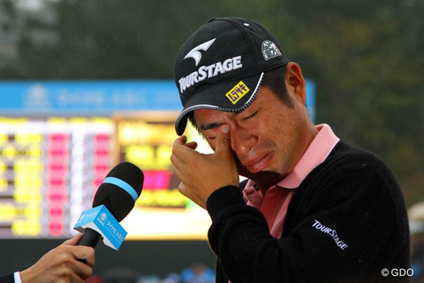 2013年 マイナビABCチャンピオンシップゴルフトーナメント 最終日 池田勇太 激闘を制した池田勇太は18番グリーンのインタビューで涙した。