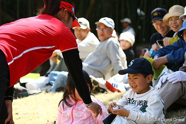 9番でダボを叩いた藤田幸希だが、すぐ近くにいた子供に笑顔でボールをプレゼント