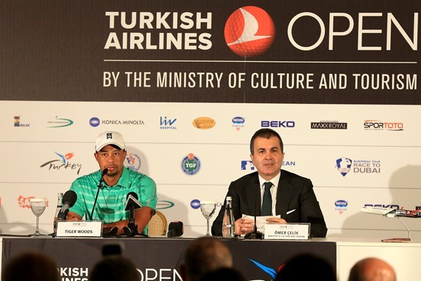 2013年 トルコ航空オープン 事前 タイガー・ウッズ タイガー・ウッズと、トルコ文化観光局のオメール・セリク氏(Getty Images)