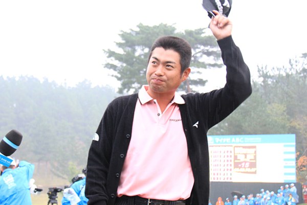 2013年 JGTOプレーヤーズラウンジ 池田勇太 今季1勝目は勝負服ではなくピンクのウェアで照れ笑いの池田勇太