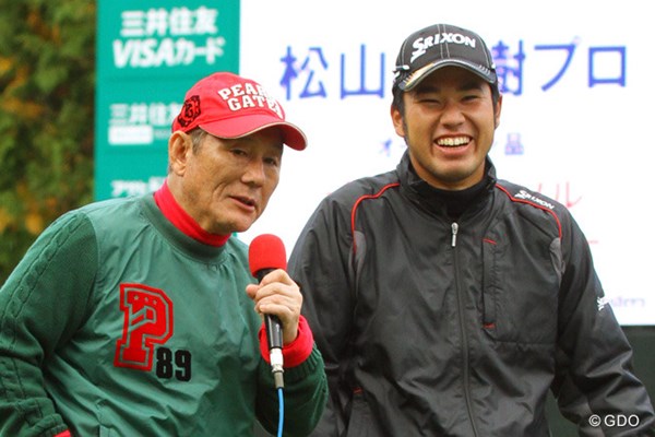 2013年 三井住友VISA大平洋マスターズ 事前 北野武さん 松山英樹 プロアマ戦中のチャリティオークションで笑顔を見せる北野武さんと松山英樹。