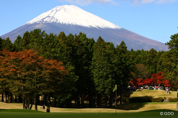 2013年 三井住友VISA大平洋マスターズ 初日 13番TEE 今日は本当に富士山が綺麗で13番ショートホールからの景色を