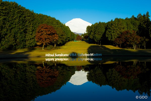 2013年 三井住友VISA太平洋マスターズ 3日目 17番 17番の池 赤富士もいいが日が当たりだした景色も本当に奇麗です。