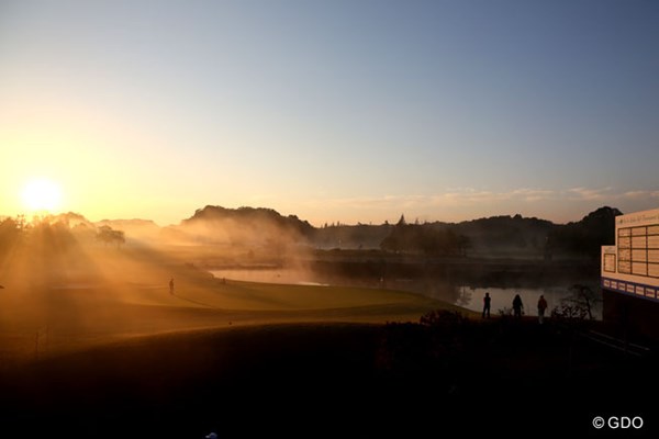 2013年 伊藤園レディスゴルフトーナメント 最終日 朝靄 最終日は朝日とともに朝靄も出て、綺麗な18番