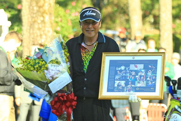2013年 ダンロップフェニックストーナメント 初日 尾崎将司 40回記念大会の今年、スタート前に40回連続出場をしているジャンボさんに花束とパネルの贈呈式が行われました。