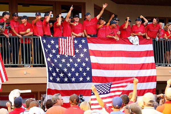 米国チーム 圧勝により9年ぶりの勝利を手にし、歓喜に沸く米国チーム