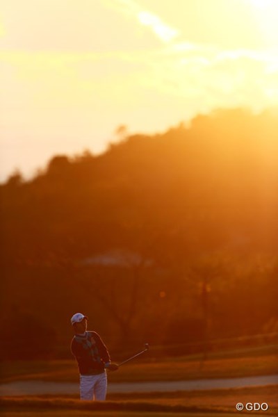 2013年 カシオワールドオープンゴルフトーナメント 初日 大堀裕次郎 太陽の沈むころ大堀君も最終ホール