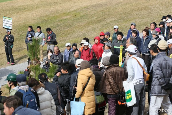 2013年 カシオワールドオープンゴルフトーナメント 初日 石川遼 もしかしてギャラリーに囲まれちゃった？