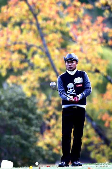 カシオではこの季節お馴染みの5番紅葉をバックに選手を写真に、もう少し天気がよければ 2013年 カシオワールドオープンゴルフトーナメント 初日 片山晋呉