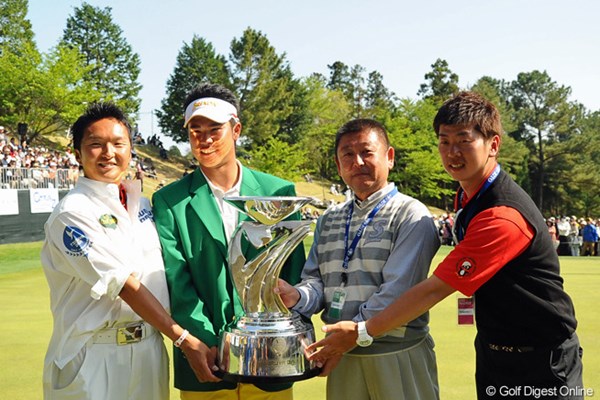2013年 カシオワールドオープンゴルフトーナメント 最終日 松山英樹 阿部靖彦監督 プロ初勝利だった4月の「つるやオープン」でカップとともに記念撮影した阿部靖彦監督（写真右から2人目）
