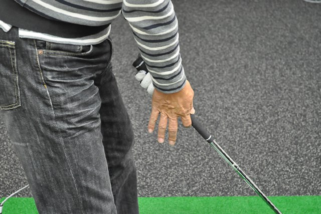 右手で押し続ける感覚を知る ターフの取れるインパクトを作る アメリカno 1ゴルフレッスン Gdo ゴルフレッスン 練習