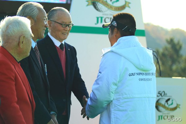 2013年 ゴルフ日本シリーズJTカップ 初日 長嶋茂雄、池田勇太 開会式ではミスターが選手をお出迎えです。