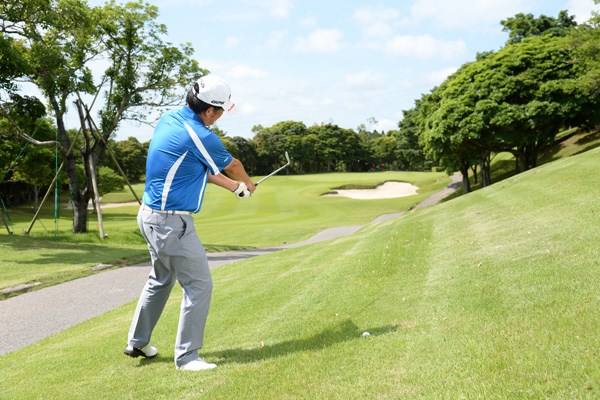 左に大きく曲がる理由