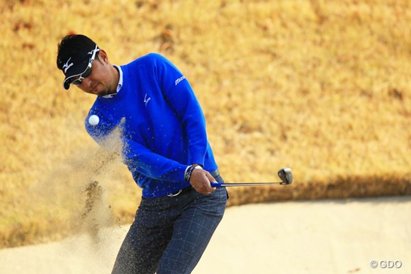 日本オープンチャンピオンは、出入りの激しいゴルフでスコアを落し、単独18位に。