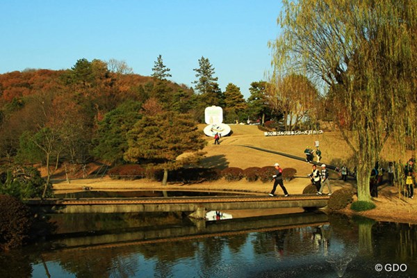 2013年 ゴルフ日本シリーズJTカップ 3日目 最終組 最終18番グリーンに向かう最終組。